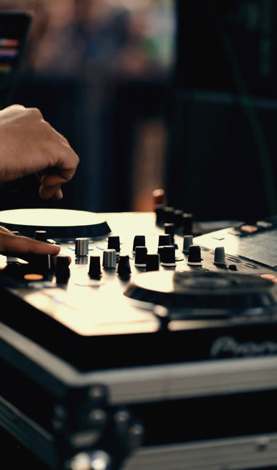 DJ